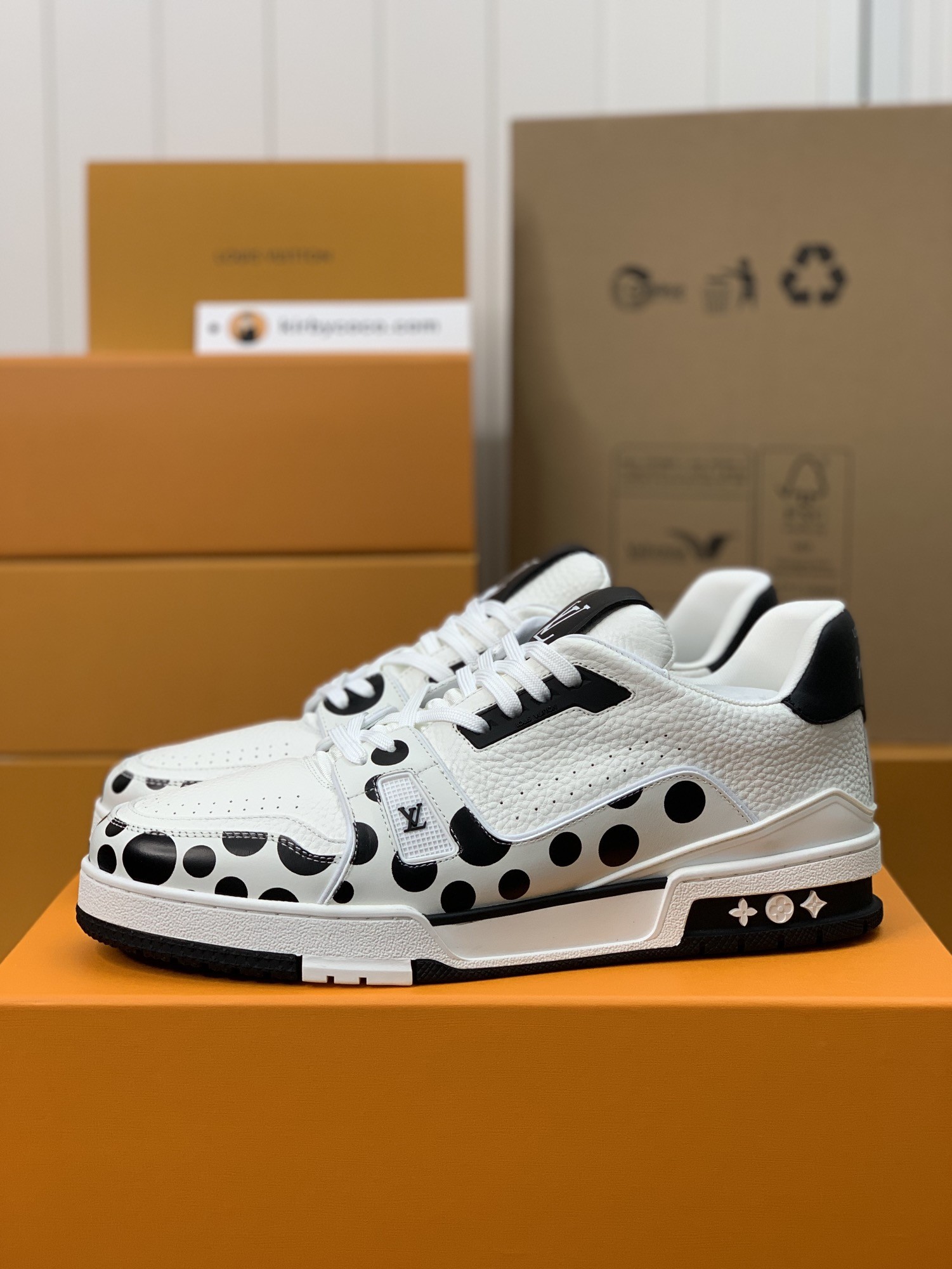 「#323」LOUIS VUITTON TRAINER Sneakers