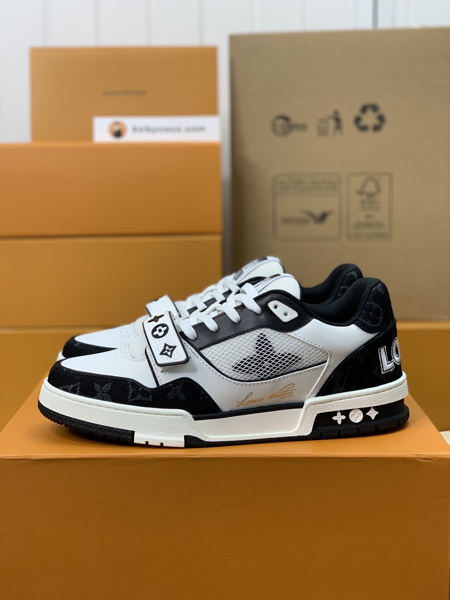 「#302」LOUIS VUITTON TRAINER Sneakers