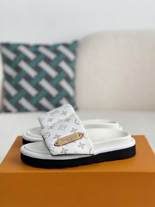 「#1843」LOUIS VUITTON SLIPPERS