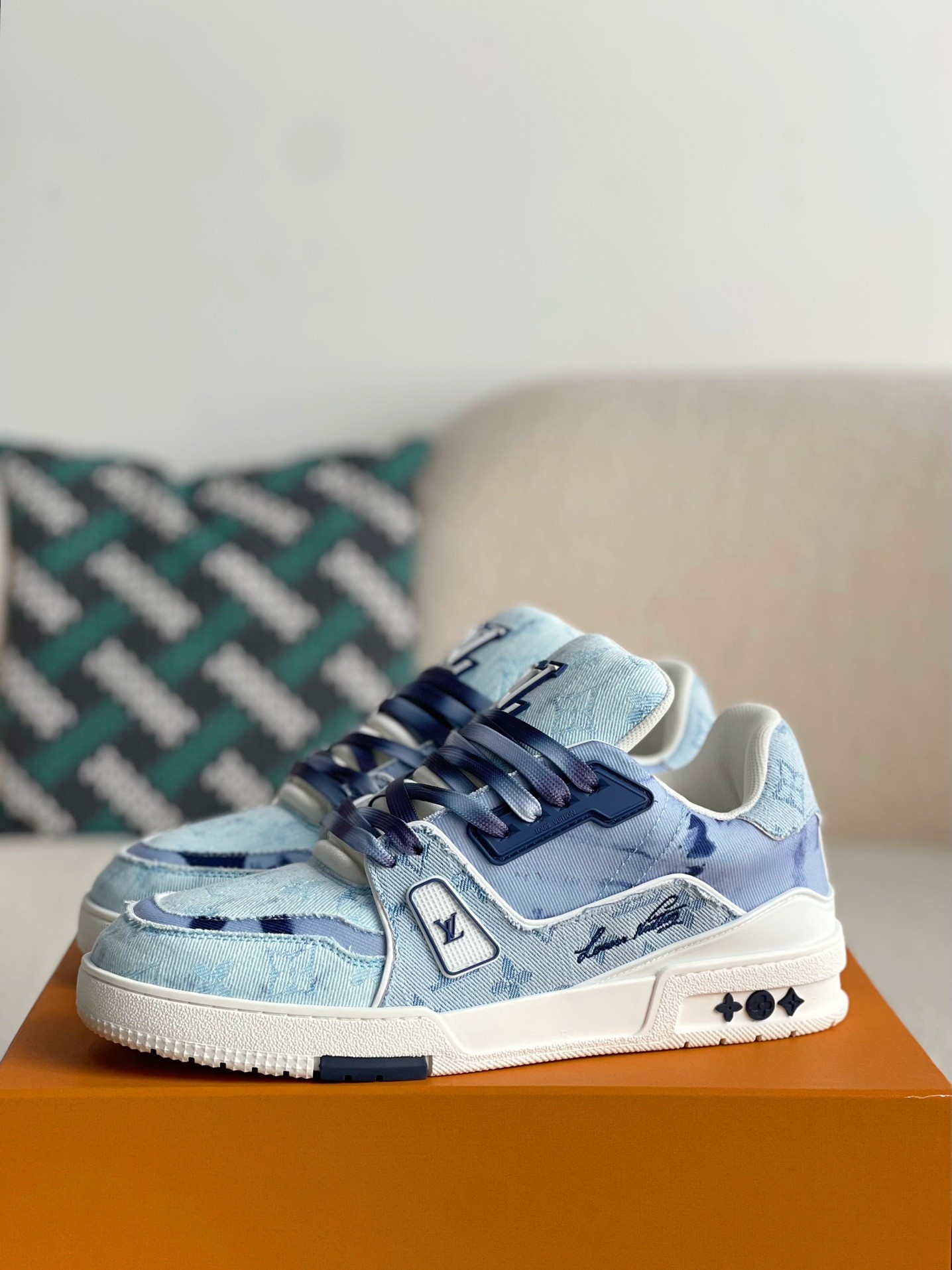 「#1994」 LOUIS VUITTON TRAINER SNEAKERS