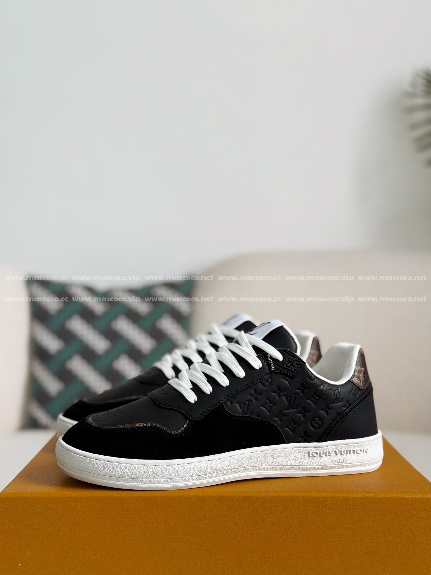 「#3138」Louis Vuitton Leather dark concave printed board shoes