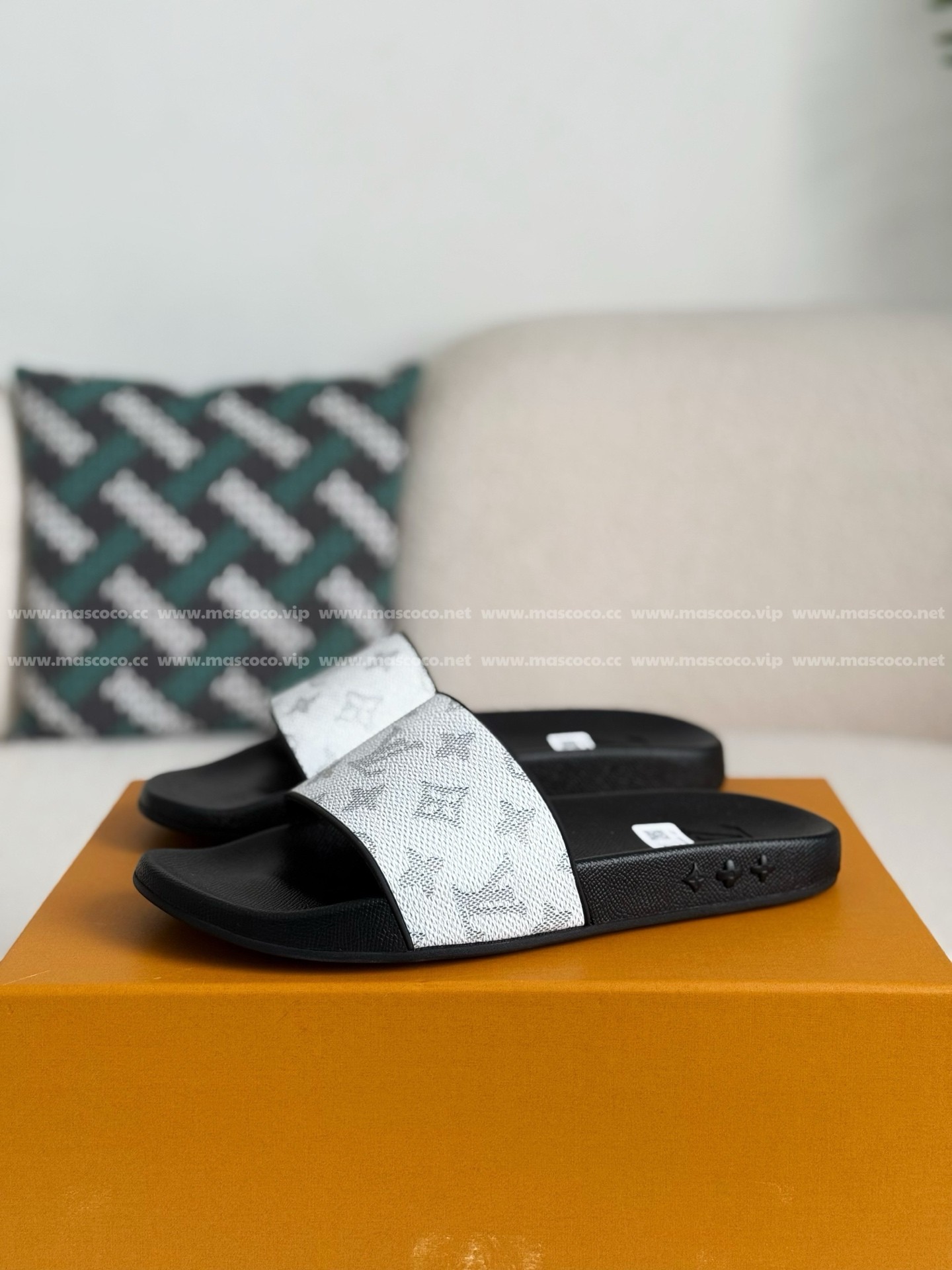 「#3946」LOUIS VUITTON SLIPPERS