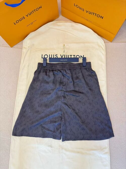 「#4476」LOUIS VUITTON Letter print silk dark pattern shorts