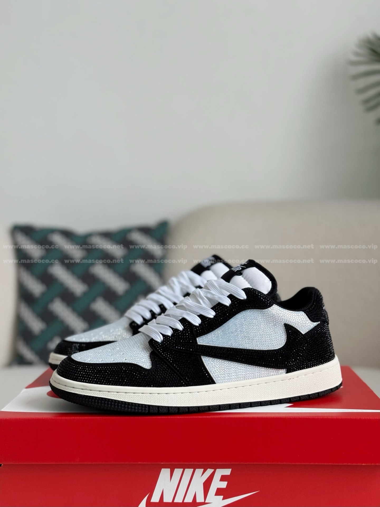 「#4539」Jordan 1 Hand-Set Rhinestones Low Sneakers