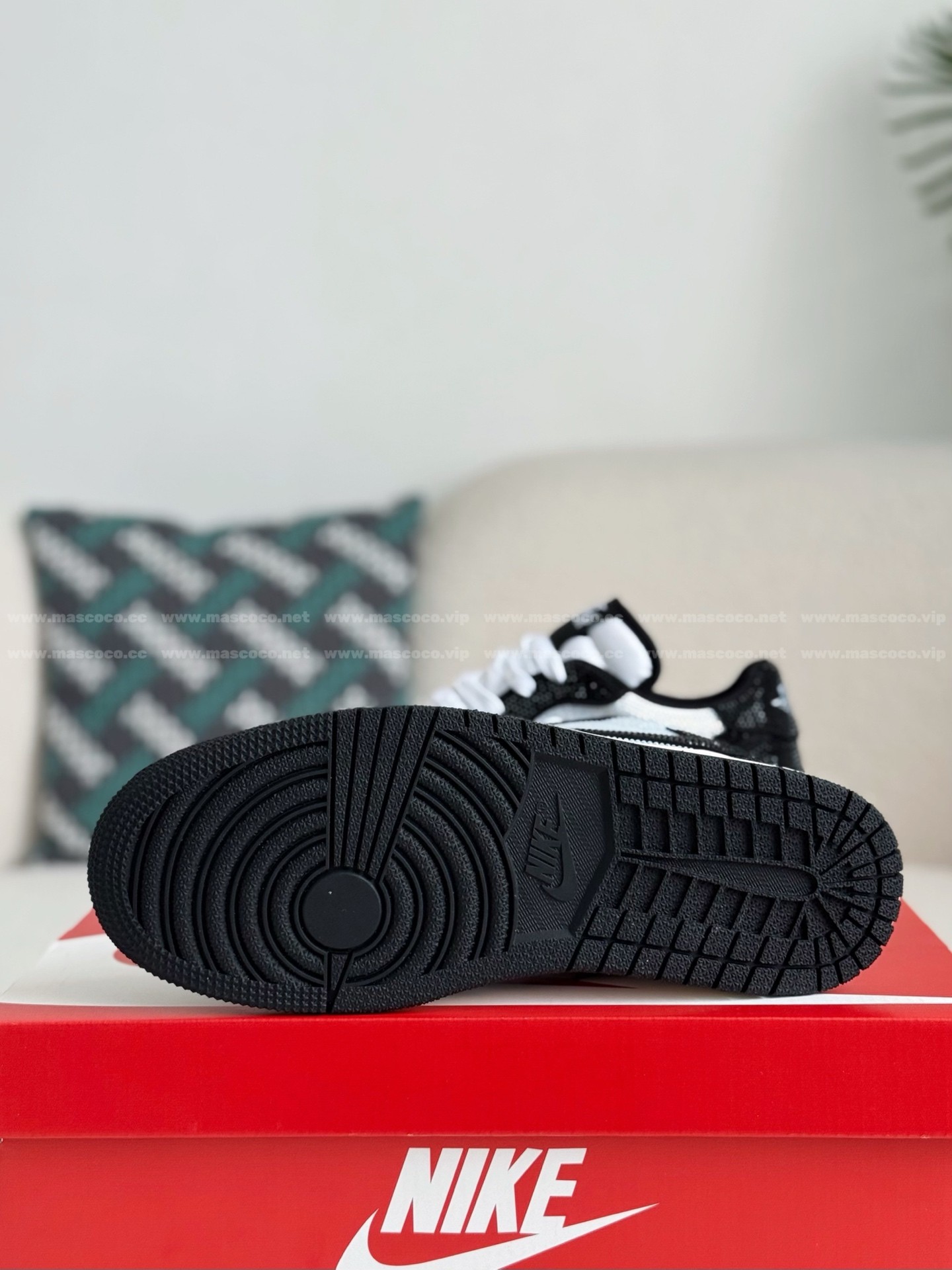 「#4539」Jordan 1 Hand-Set Rhinestones Low Sneakers - 图片 5