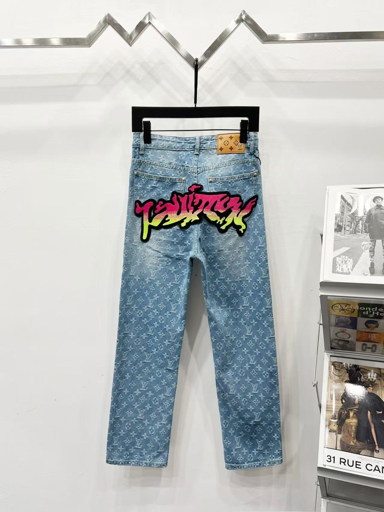 「#4680」LOUIS VUITTON SS22 Logo Printed Graffiti Jeans - 图片 2