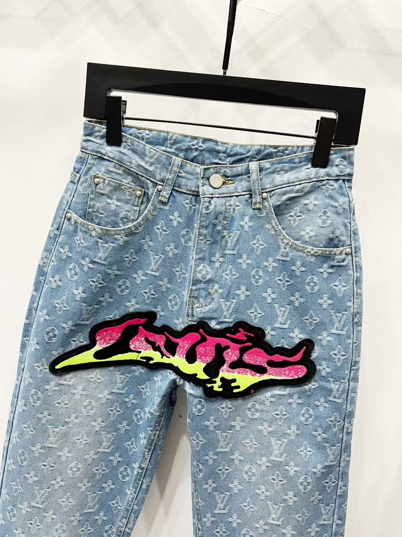 「#4680」LOUIS VUITTON SS22 Logo Printed Graffiti Jeans - 图片 3