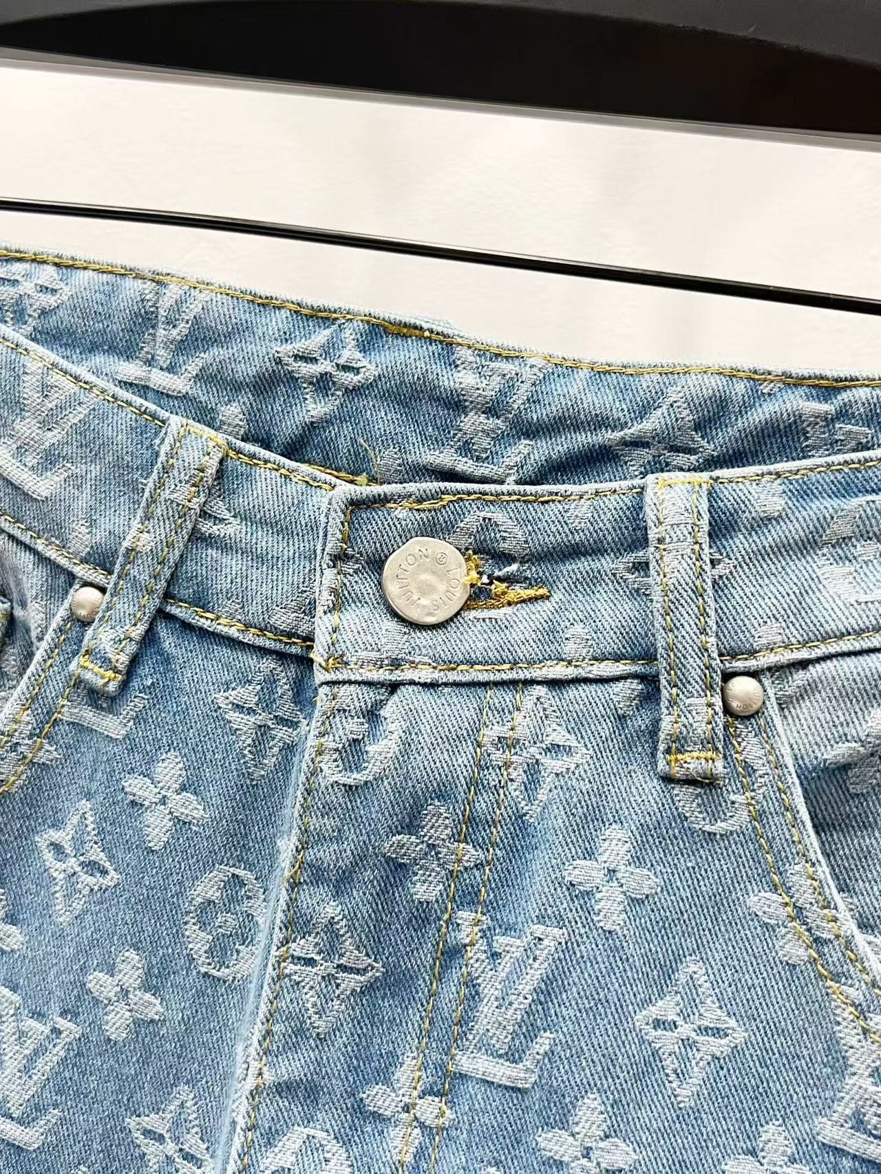 「#4680」LOUIS VUITTON SS22 Logo Printed Graffiti Jeans - 图片 4
