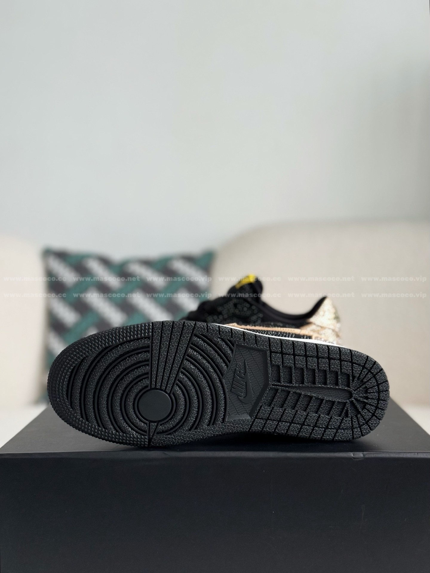 「#4757」Jordan 1 Hand-Set Rhinestones Low Sneakers - 图片 5