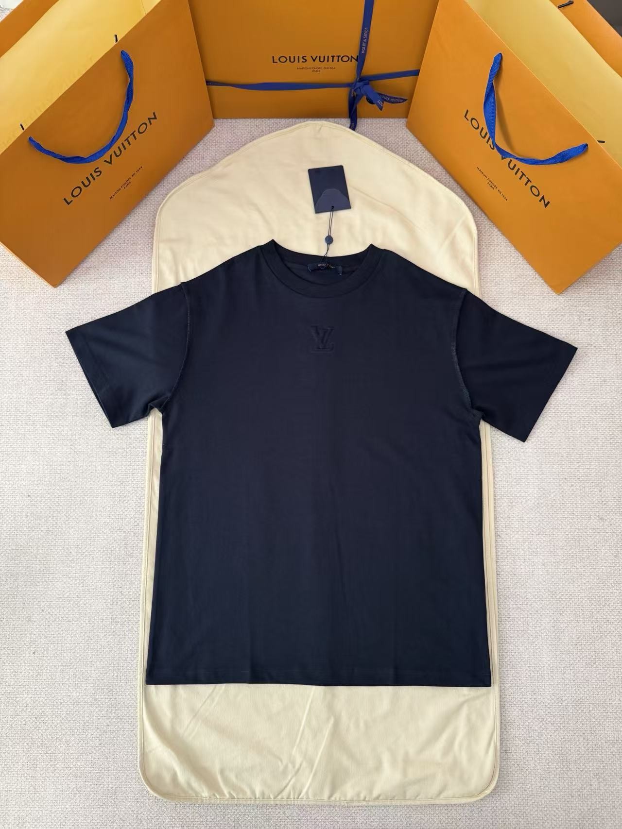 「#4817」LOUIS VUITTON logo embossed short sleeves