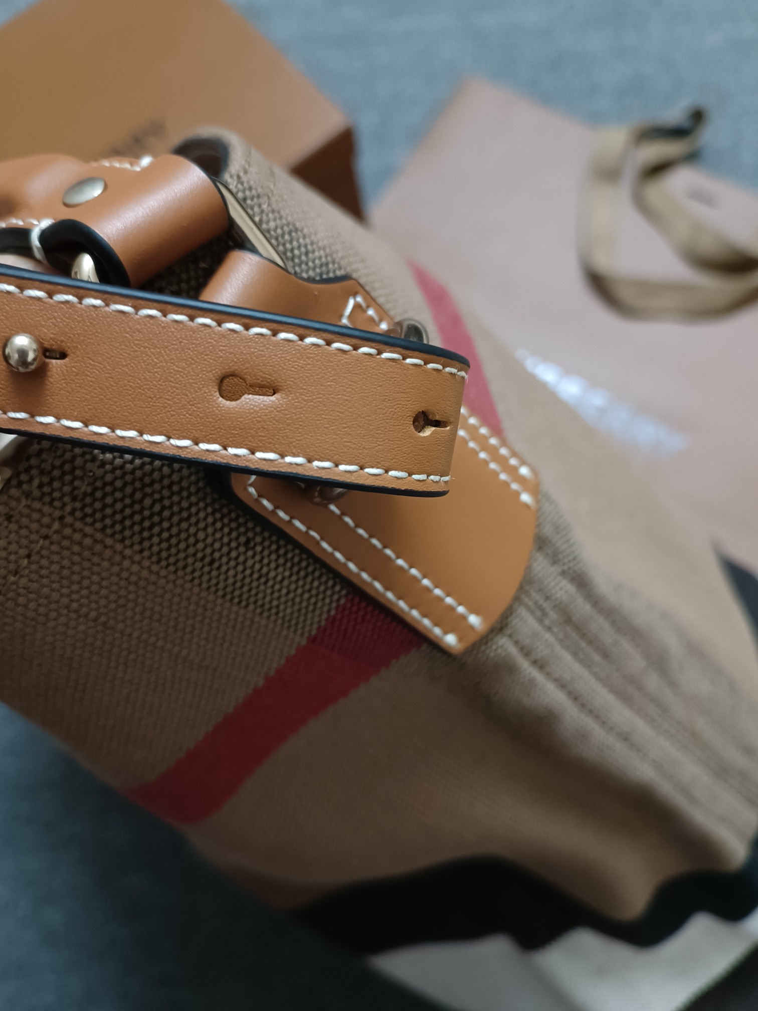Burberry - Ashby - Medium Ashby Bucket Bag - Image 4
