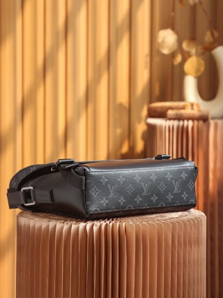 Louis Vuitton - Voyager - Voyager Bag - Image 4
