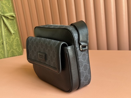 Gucci - GG Supreme Small Crossbody Bag - Image 3
