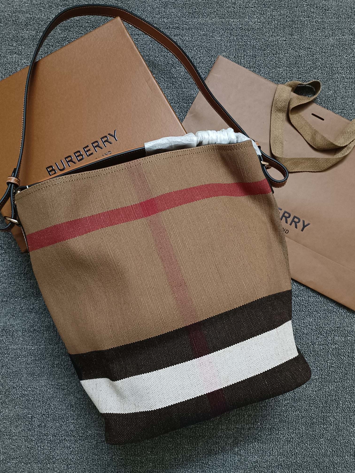 Burberry - Ashby - Medium Ashby Bucket Bag - Image 3