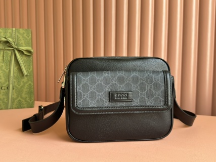 Gucci - GG Supreme Small Crossbody Bag