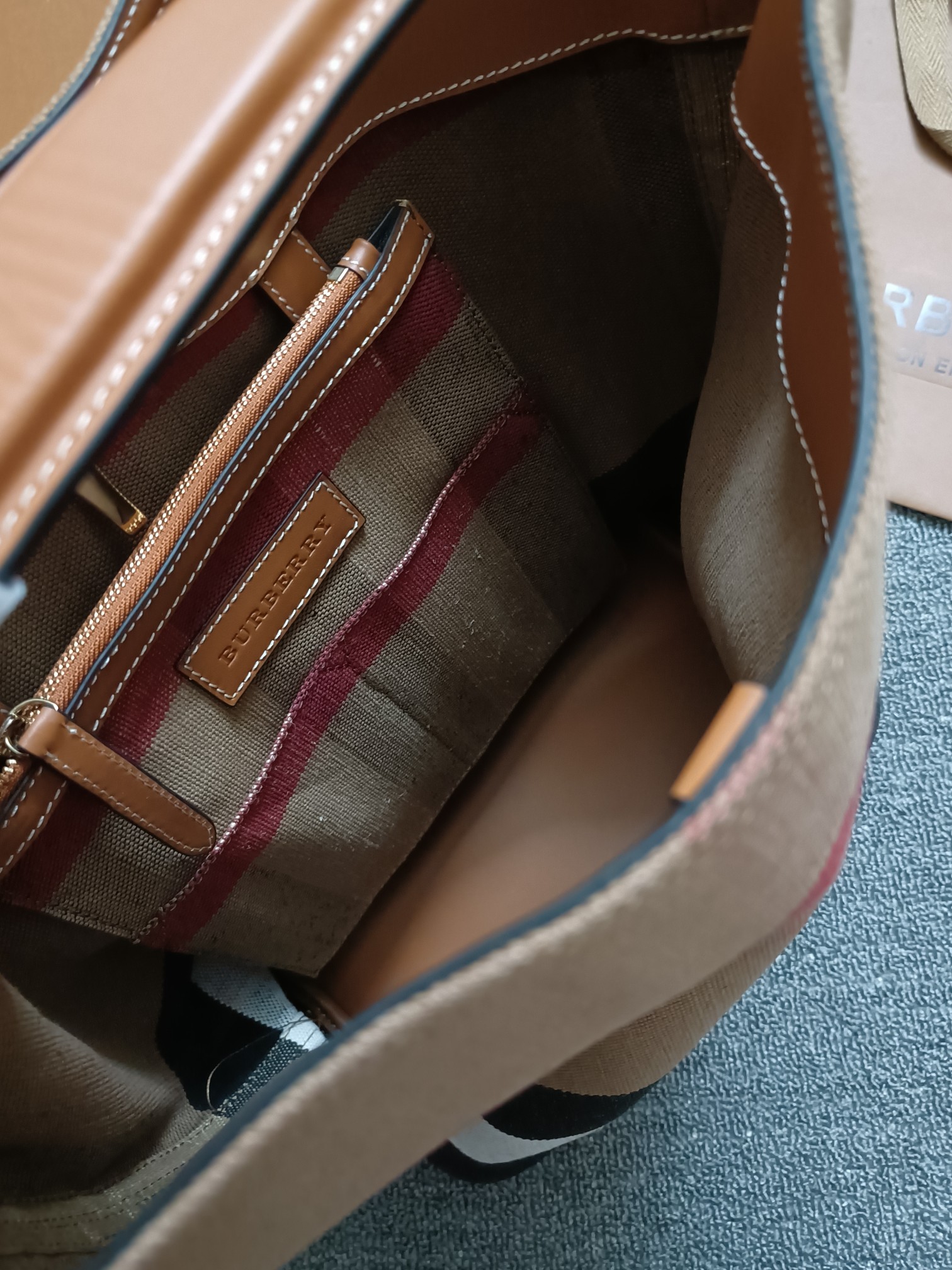 Burberry - Ashby - Medium Ashby Bucket Bag - Image 7