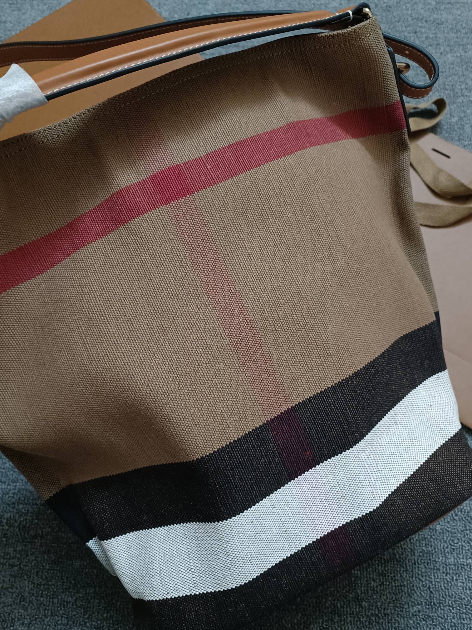 Burberry - Ashby - Medium Ashby Bucket Bag - Image 2