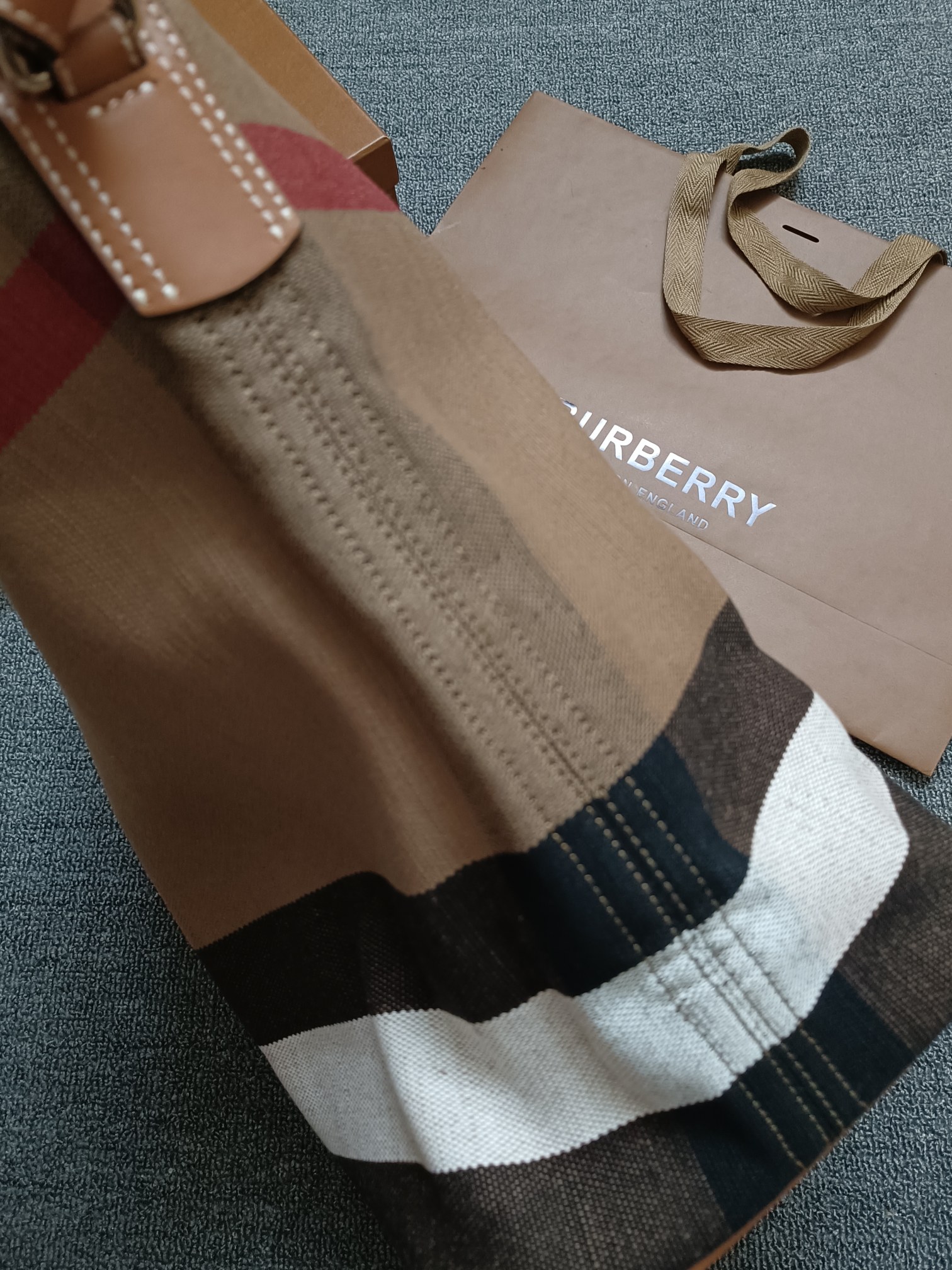 Burberry - Ashby - Medium Ashby Bucket Bag - Image 5